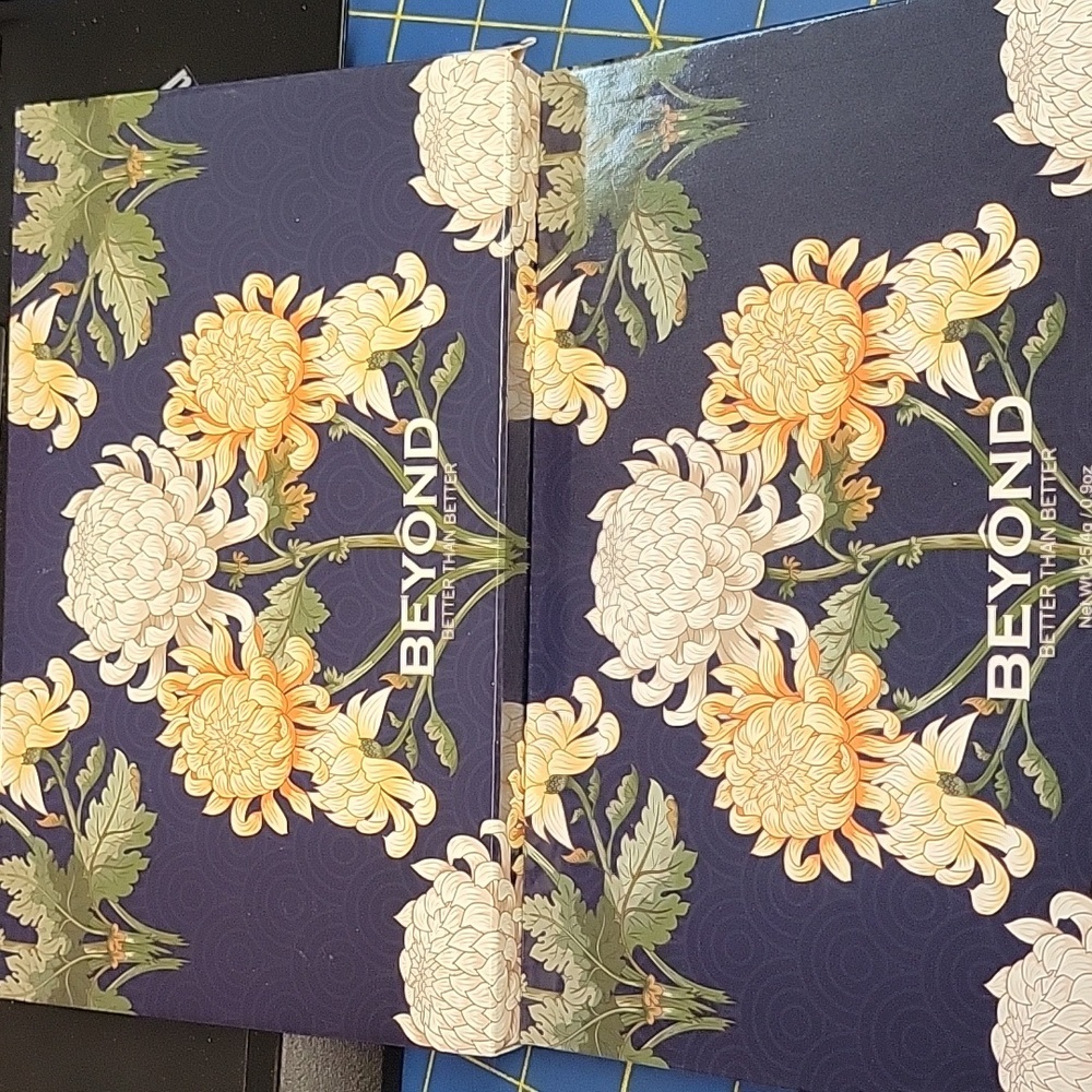 Beyond Eyeshadow Palette - Vibrant 18 Color Collection New In Box - Picture 4 of 7